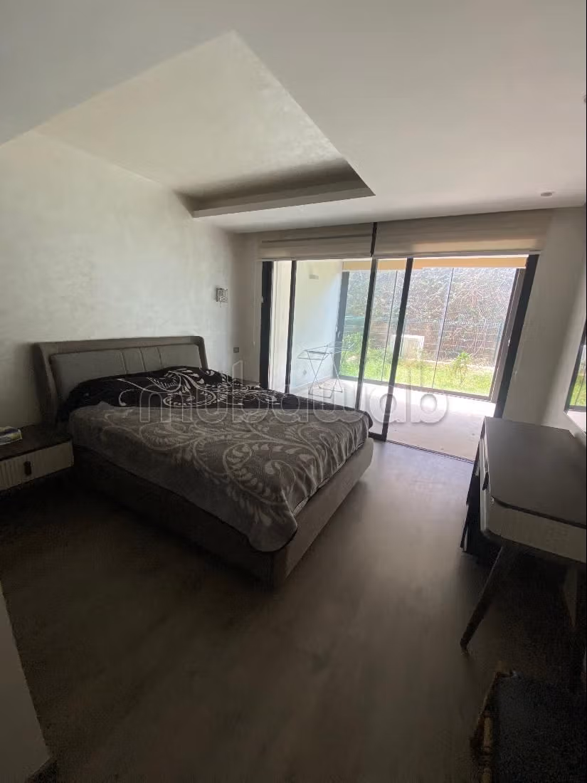 Se vende piso en Ain Diab Extension. Área total 229 m². Jardín privado.