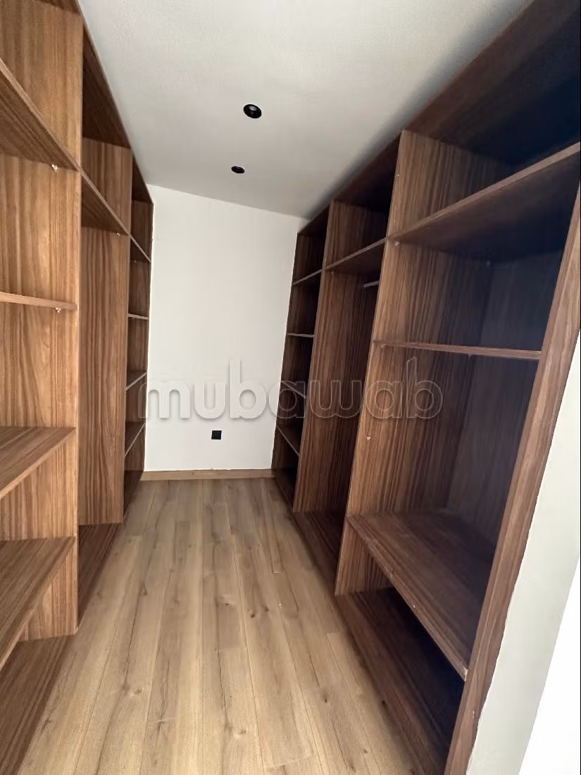 Apartment for rent in Oasis. Total area 150 m². Reinforced door and secured residence. 