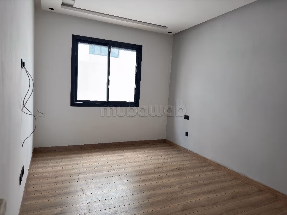 Apartment for rent in Oasis. Total area 150 m². Reinforced door and secured residence. 