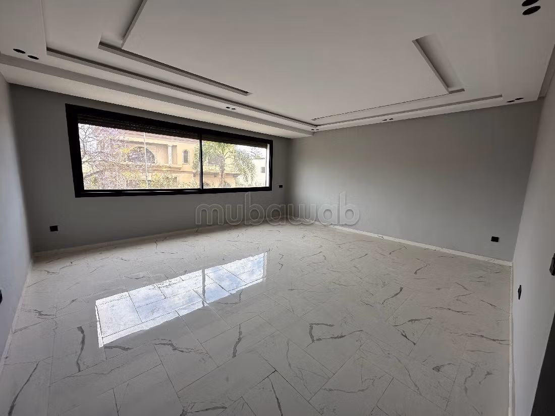 Apartment for rent in Oasis. Total area 150 m². Reinforced door and secured residence. 