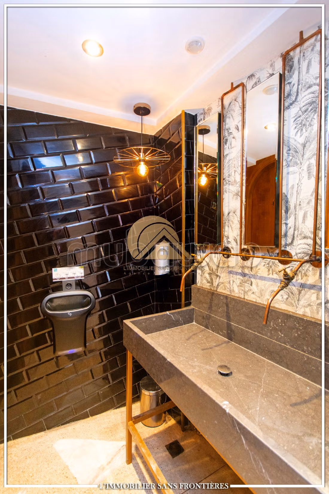 Offices & shops for sale in Guéliz. Area 108 m². Secured 24/7