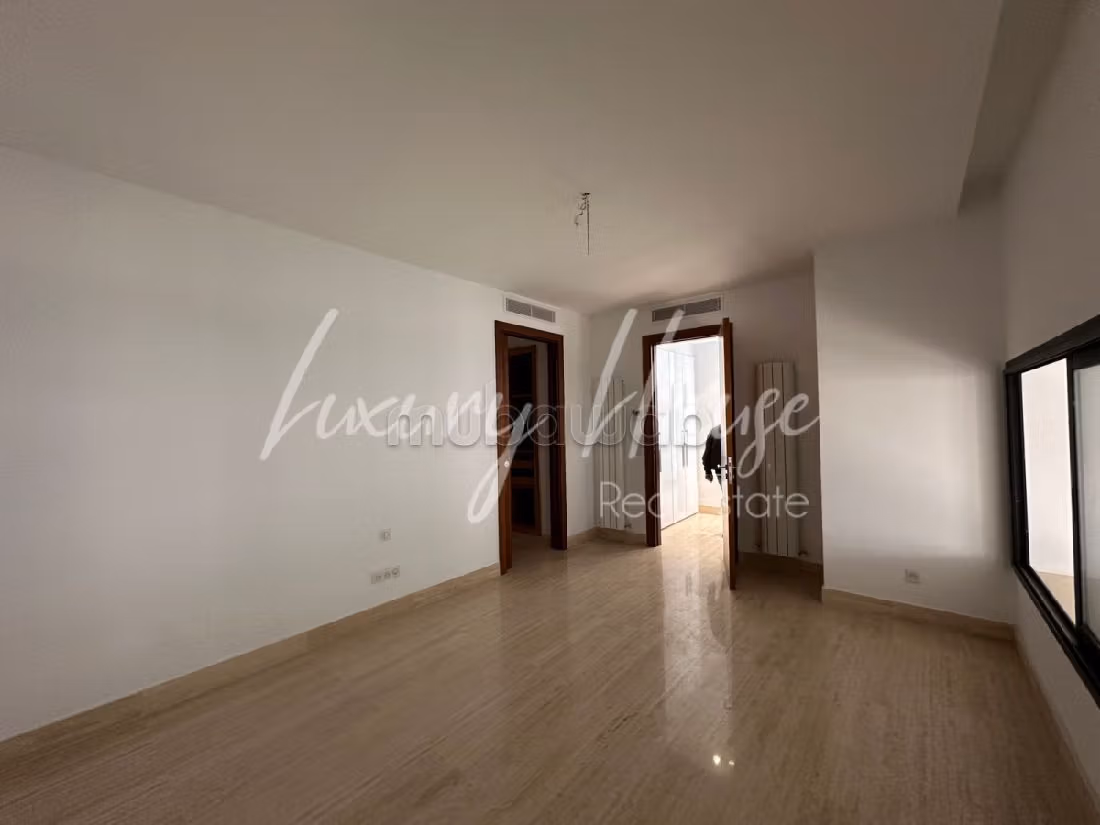 Bellissimo appartamento in affitto. Superficie 340 m². Lavatrice. 