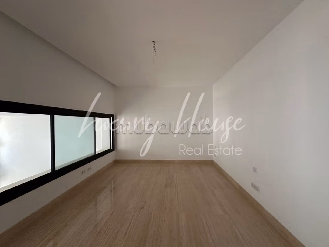 Bellissimo appartamento in affitto. Superficie 340 m². Lavatrice. 