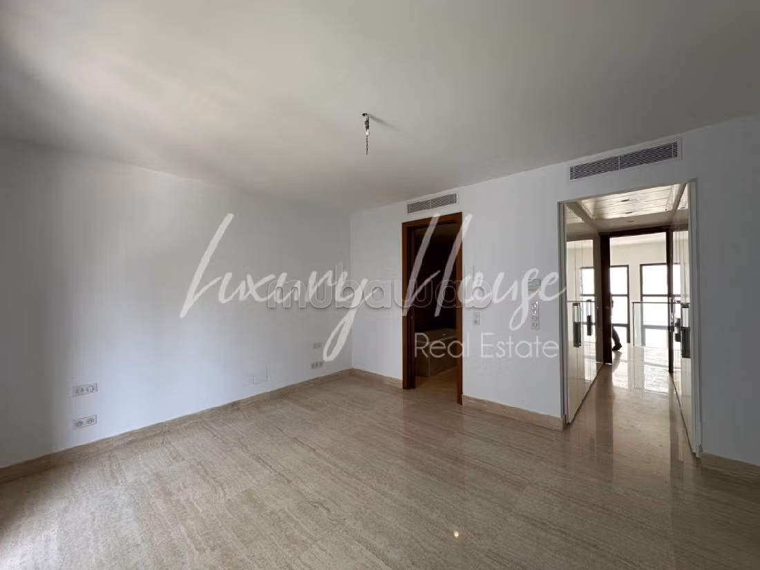 Bellissimo appartamento in affitto. Superficie 340 m². Lavatrice. 