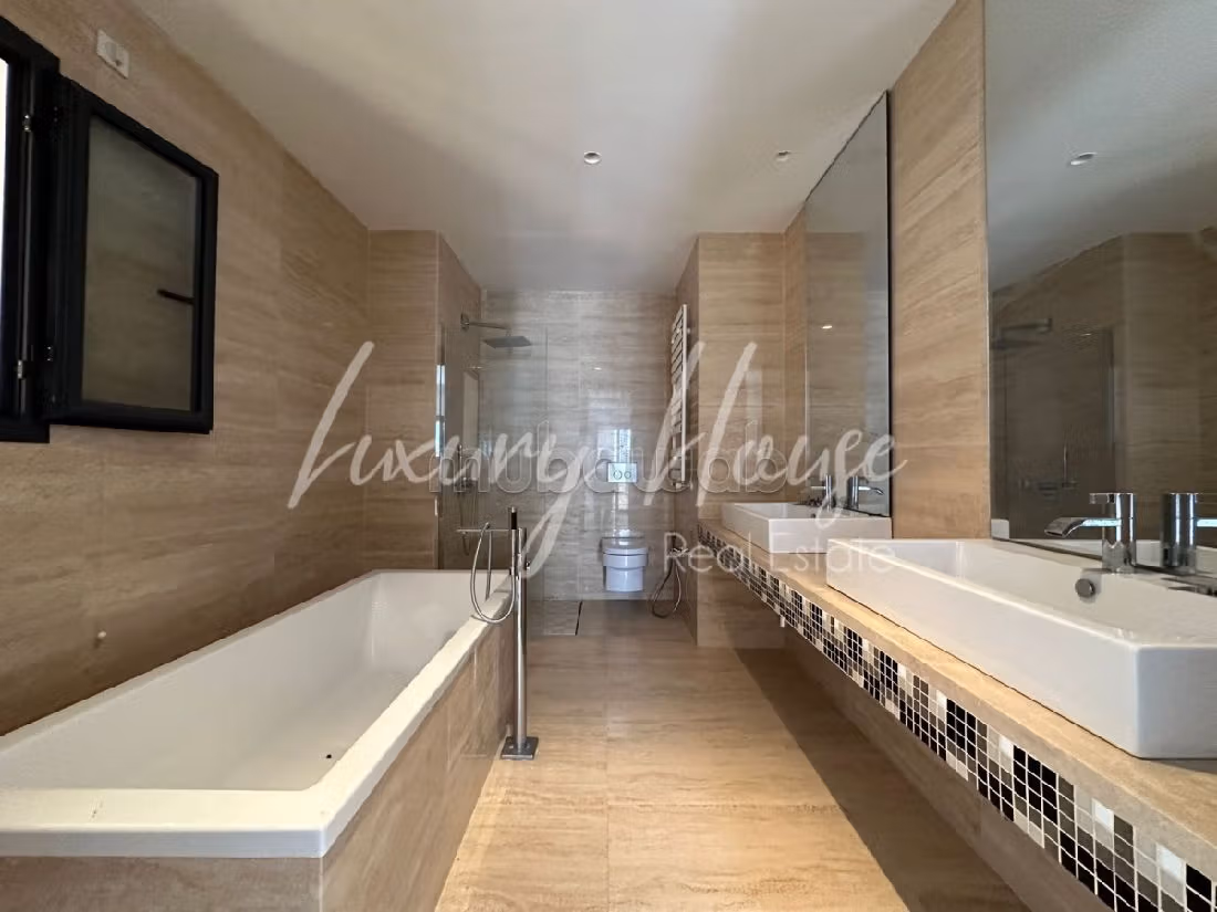 Bellissimo appartamento in affitto. Superficie 340 m². Lavatrice. 