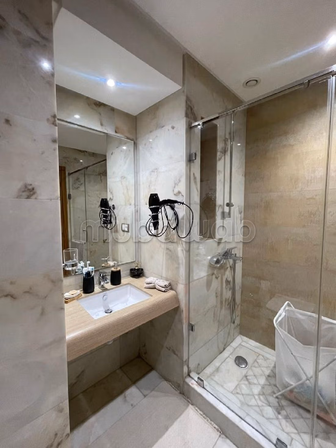 Piso en venta en Californie. Superficie 153 m². Servicio de conserjería y aire condicionado. 