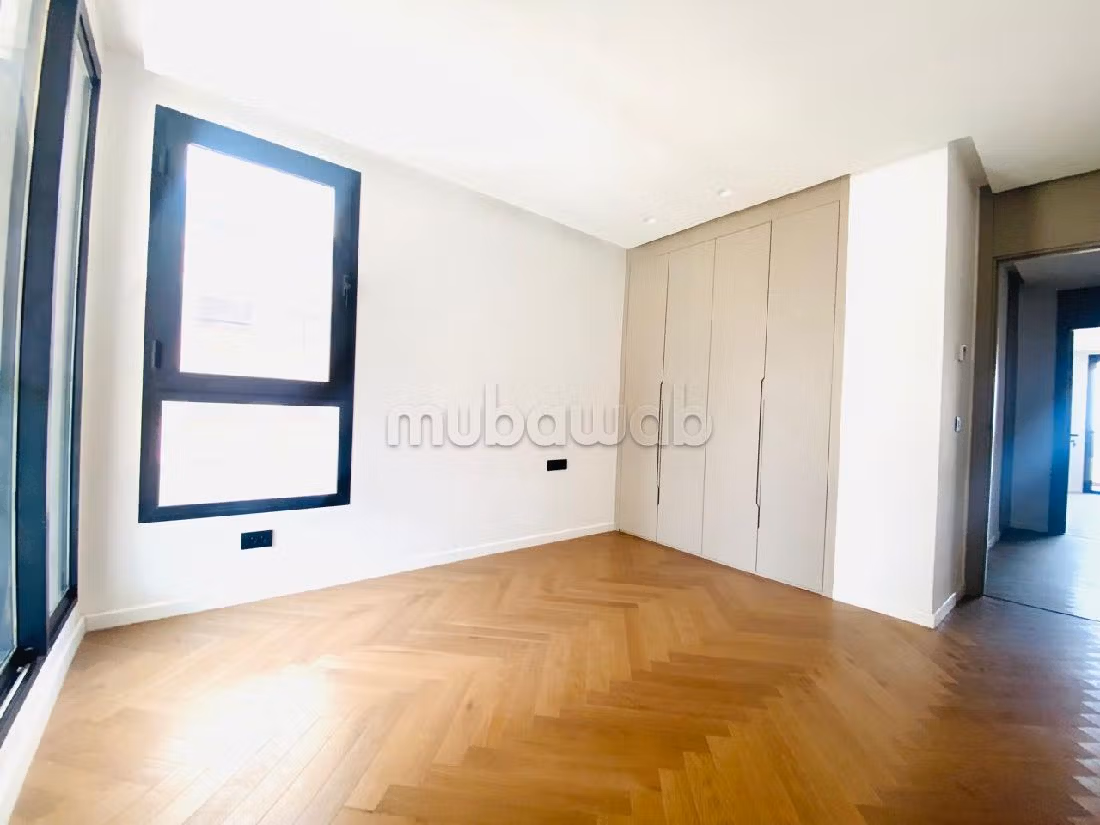 Find an apartment for rent in Casablanca Finance City. 4 large living areas. With garage and lift.