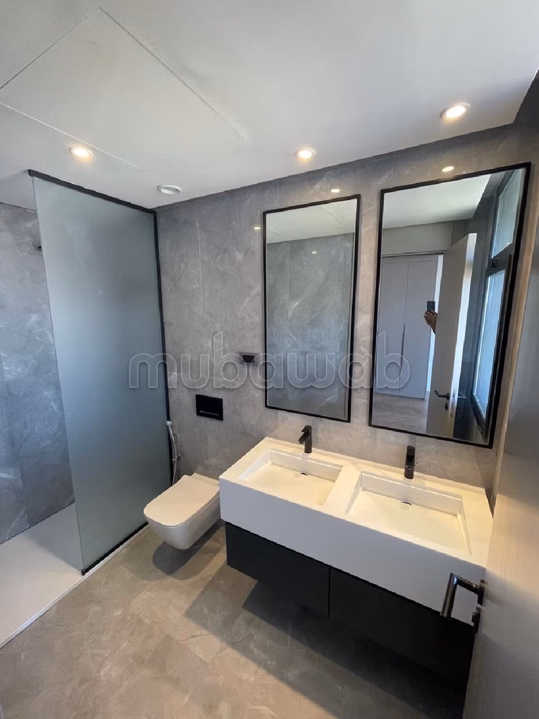 Find an apartment for rent in Casablanca Finance City. 4 large living areas. With garage and lift.