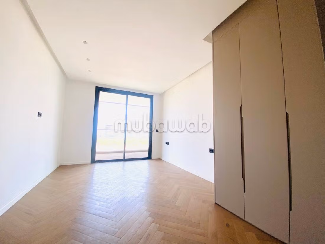 Find an apartment for rent in Casablanca Finance City. 4 large living areas. With garage and lift.