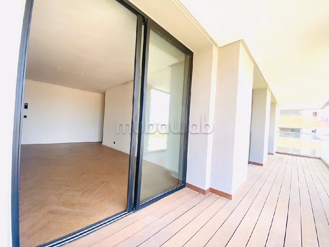 Find an apartment for rent in Casablanca Finance City. 4 large living areas. With garage and lift.