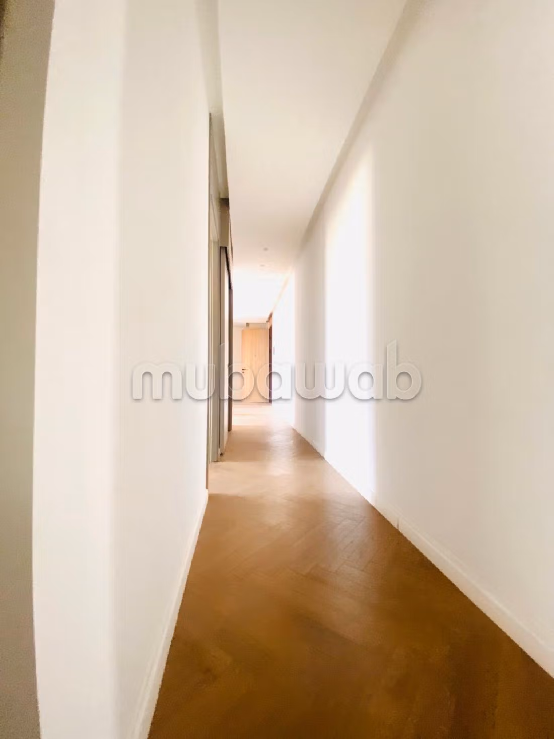 Find an apartment for rent in Casablanca Finance City. 4 large living areas. With garage and lift.