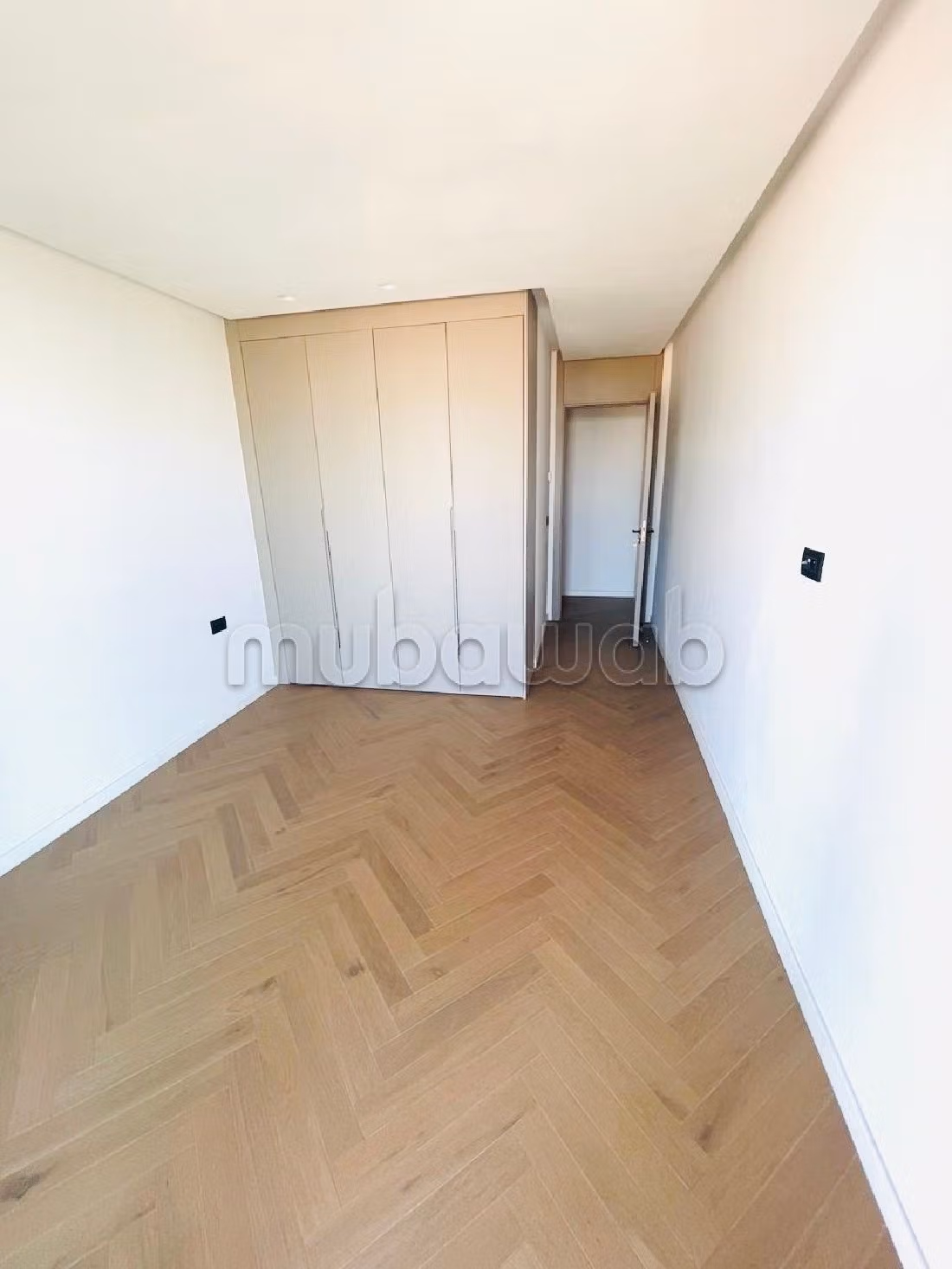 Find an apartment for rent in Casablanca Finance City. 4 large living areas. With garage and lift.