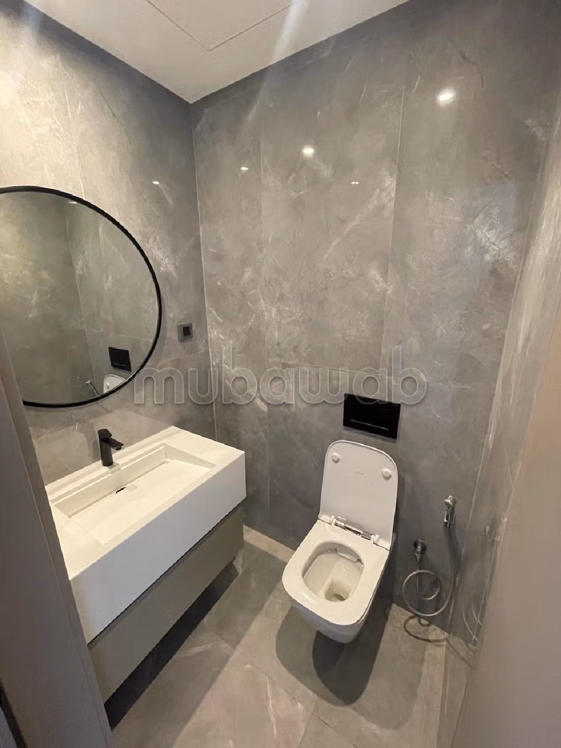 Find an apartment for rent in Casablanca Finance City. 4 large living areas. With garage and lift.