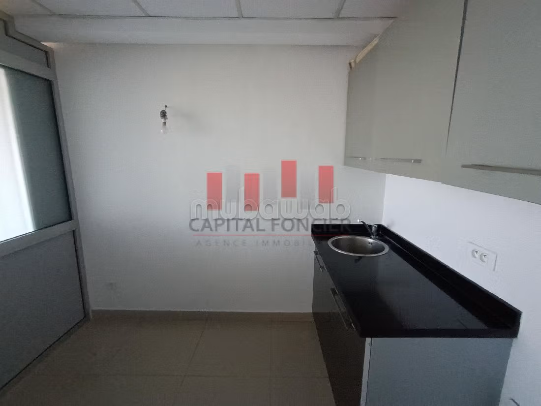 Offices for rent in Ain Diab. Area of 96 m². Garage