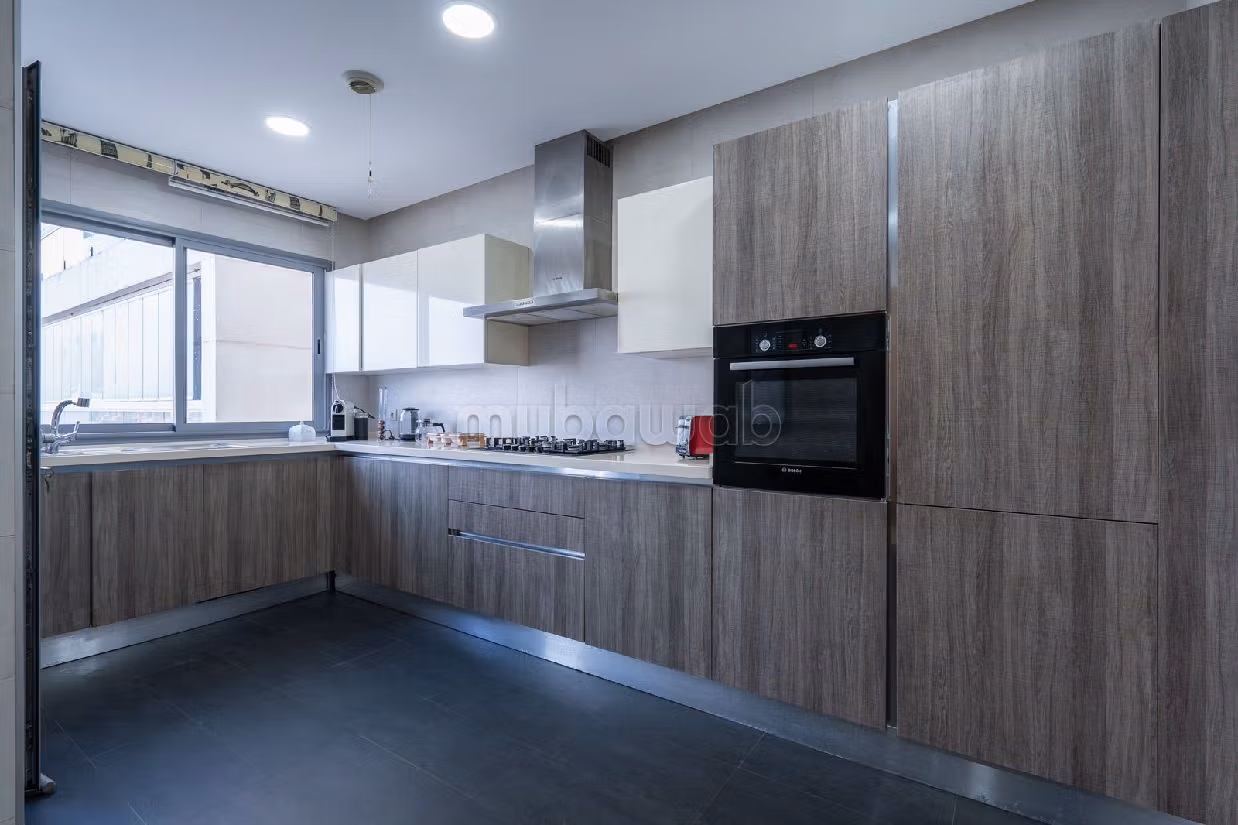 Se alquila este piso en Casablanca Marina. 4 habitaciones grandes. Bien amueblado