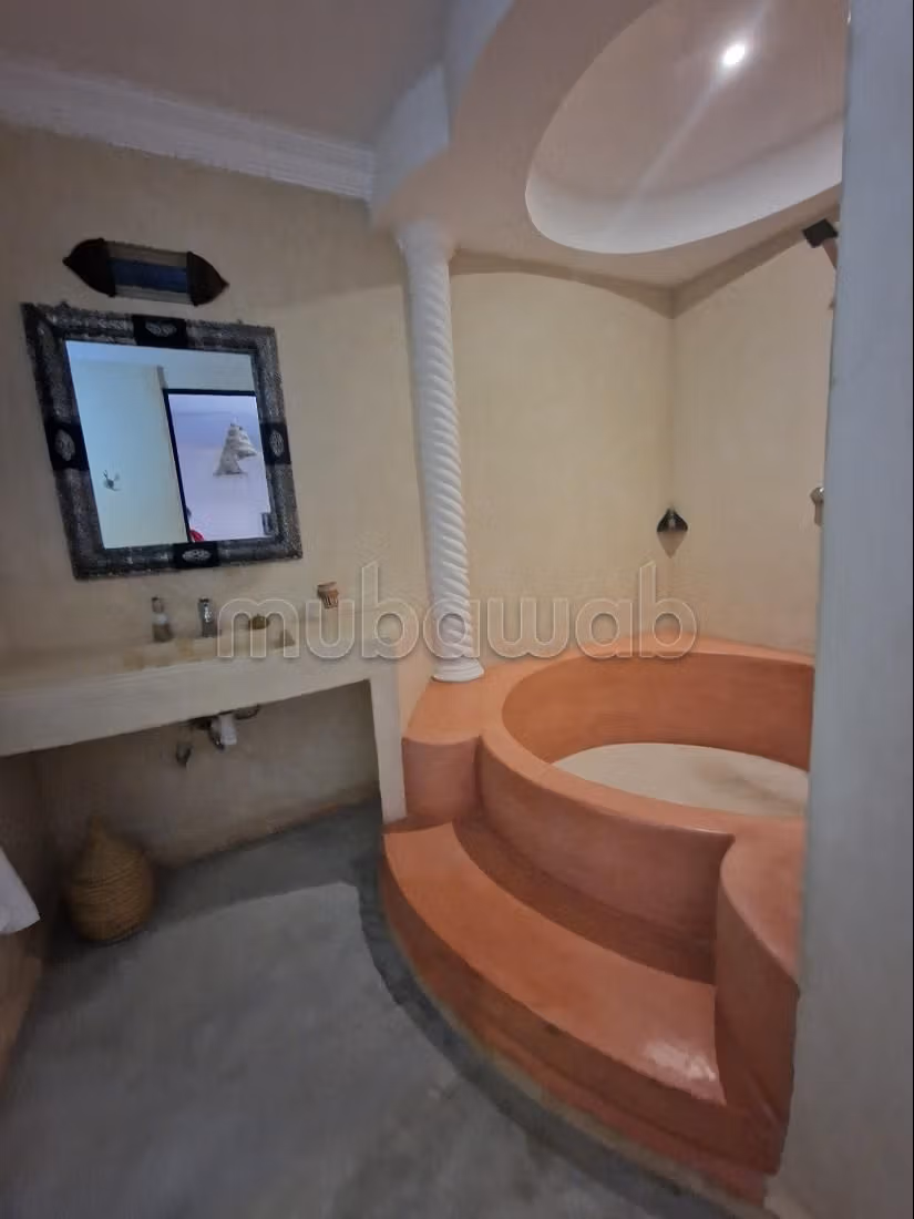 Villa's en luxe woningen beschikbaar in Route de l'Ourika. Oppervlakte 700 m². Gemeubileerd. 