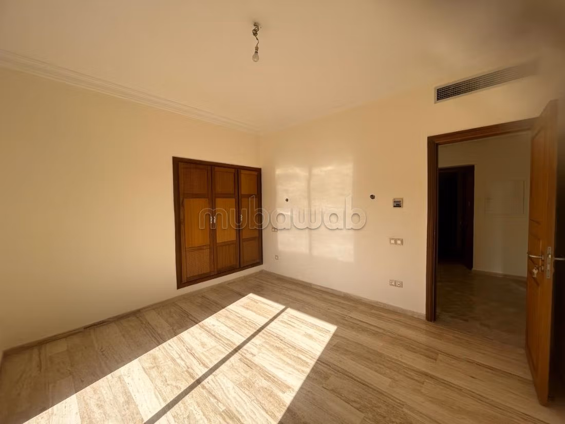 High quality house for sale in Route de Fez. 3 large rooms. Air conditioning and swimming pool. 