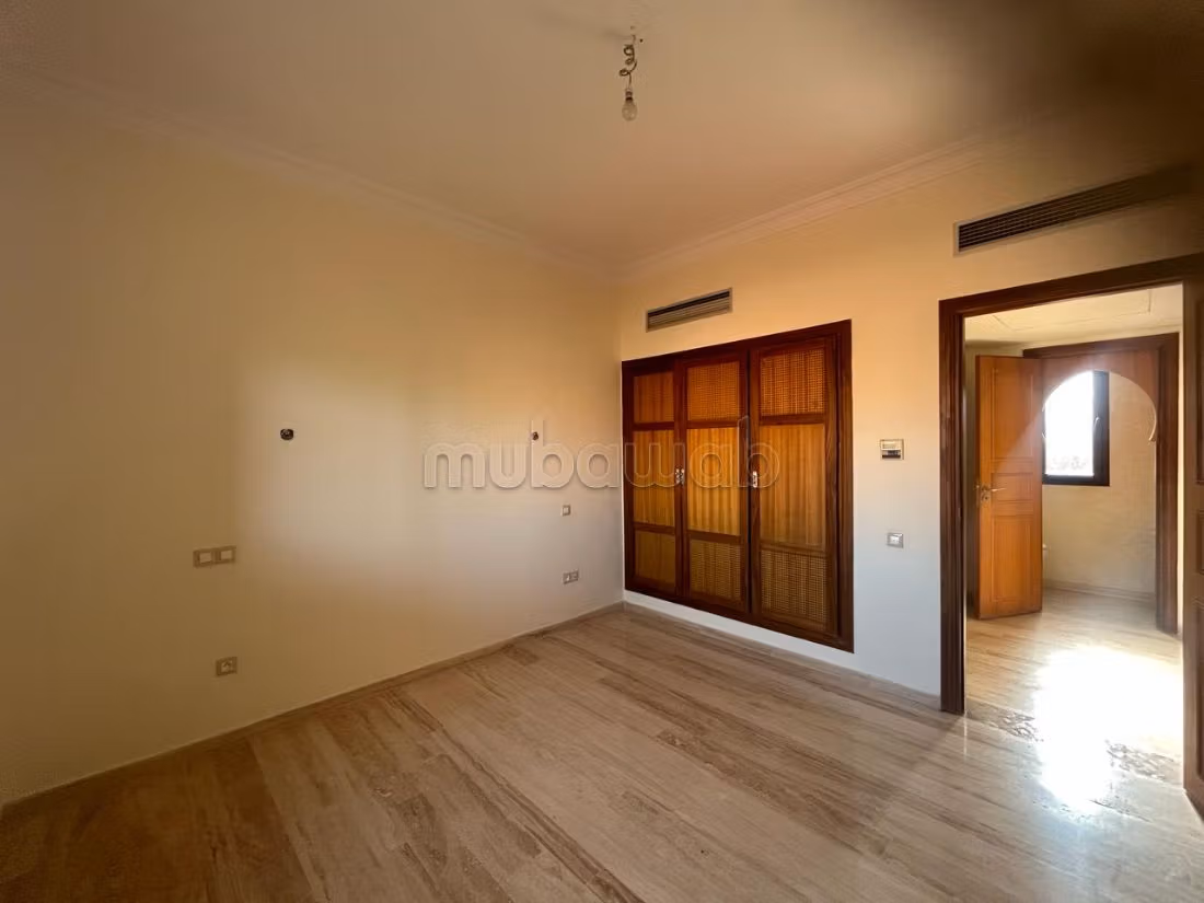 High quality house for sale in Route de Fez. 3 large rooms. Air conditioning and swimming pool. 