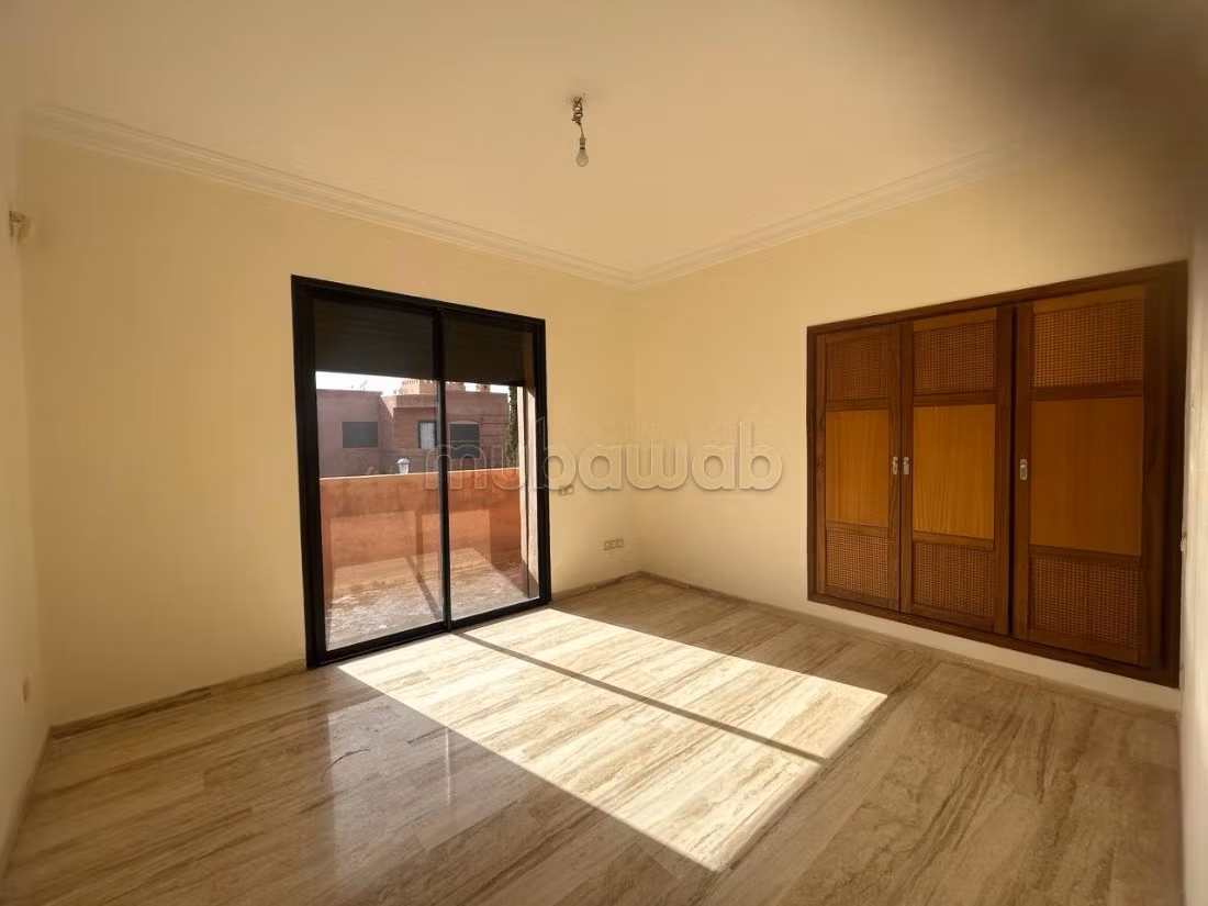 High quality house for sale in Route de Fez. 3 large rooms. Air conditioning and swimming pool. 