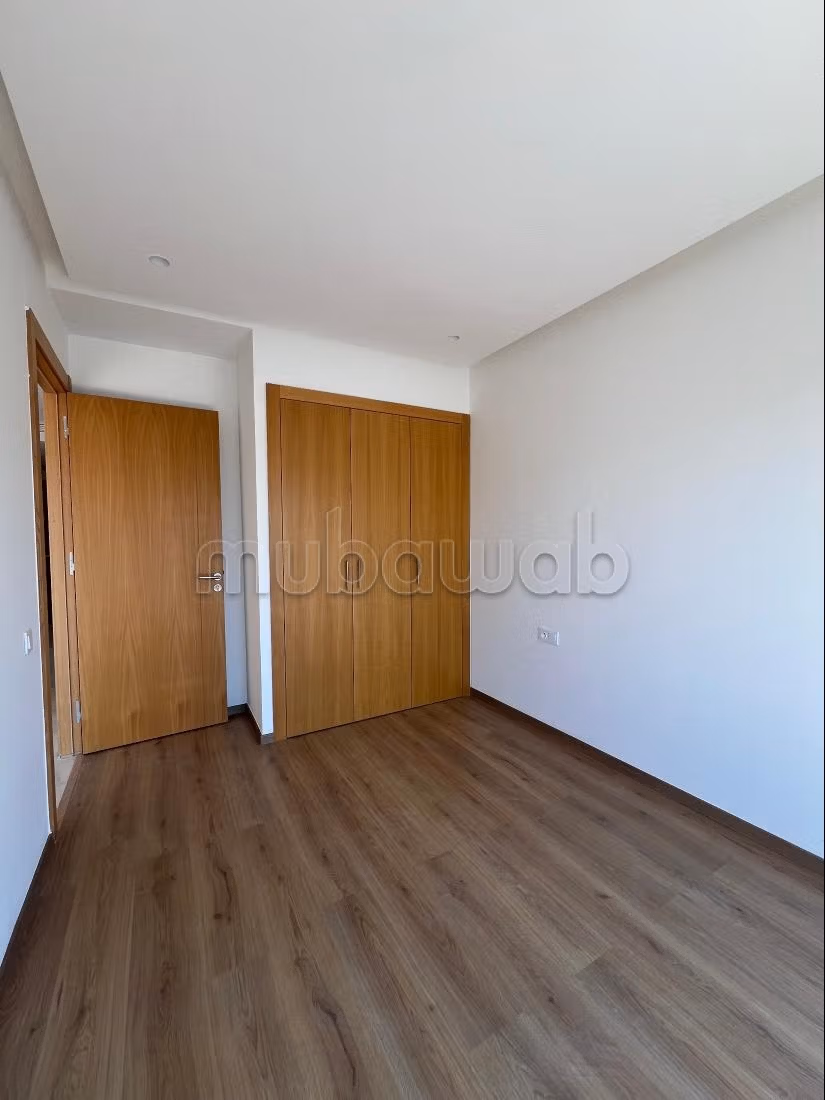 À louer, appartement, salon, deux chambres, proche de l’hôpital Sheikh Khalifa — 5
