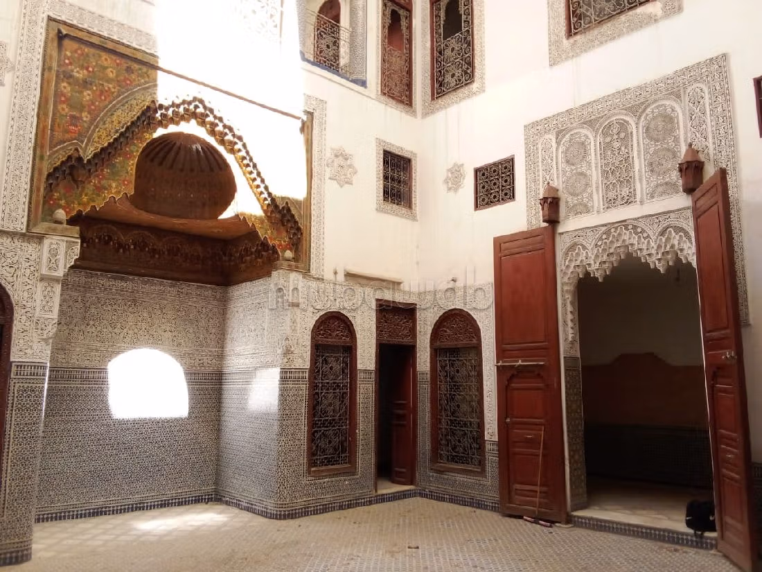 Encuentra el riad de tus sueños en Laayoun. Area 240 m². Salón tradicional y puerta blindada. 