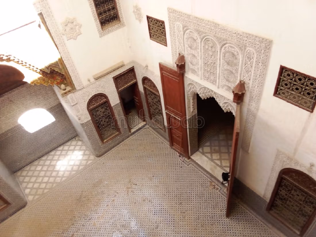 Encuentra el riad de tus sueños en Laayoun. Area 240 m². Salón tradicional y puerta blindada. 