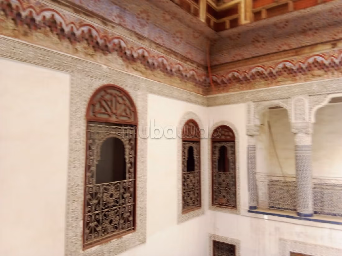 Encuentra el riad de tus sueños en Laayoun. Area 240 m². Salón tradicional y puerta blindada. 