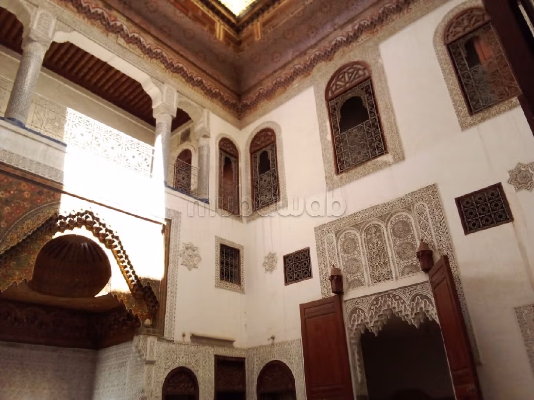 Encuentra el riad de tus sueños en Laayoun. Area 240 m². Salón tradicional y puerta blindada. 