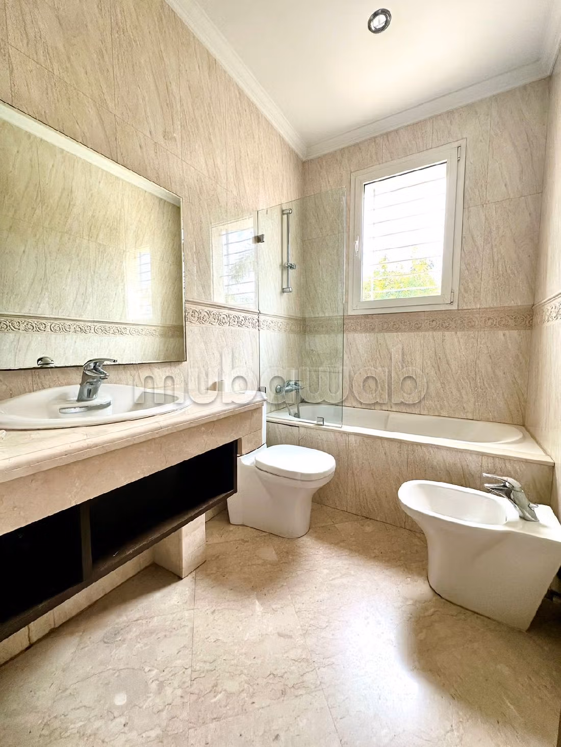 Luxury Villa for sale in Californie. 10 large living areas. Garden and garage. 