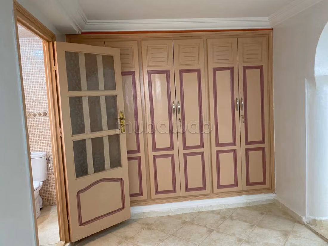 منزل ممتاز للبيع ب رياض اسلي. 4 غرف. حديقة وشرفة