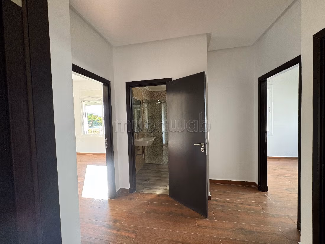 شقة جميلة للبيع ب اشقار. 4 قطع رائعة. باب متين،إقامة مؤمنة