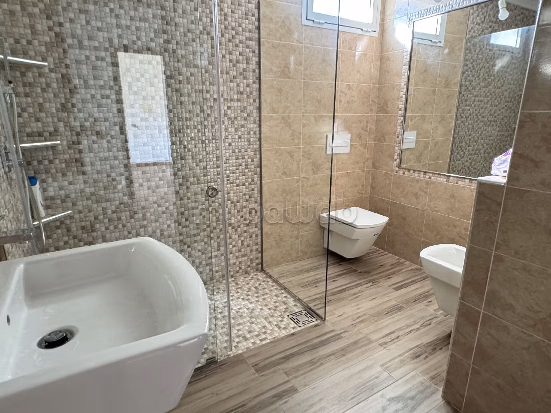 شقة جميلة للبيع ب اشقار. 4 قطع رائعة. باب متين،إقامة مؤمنة