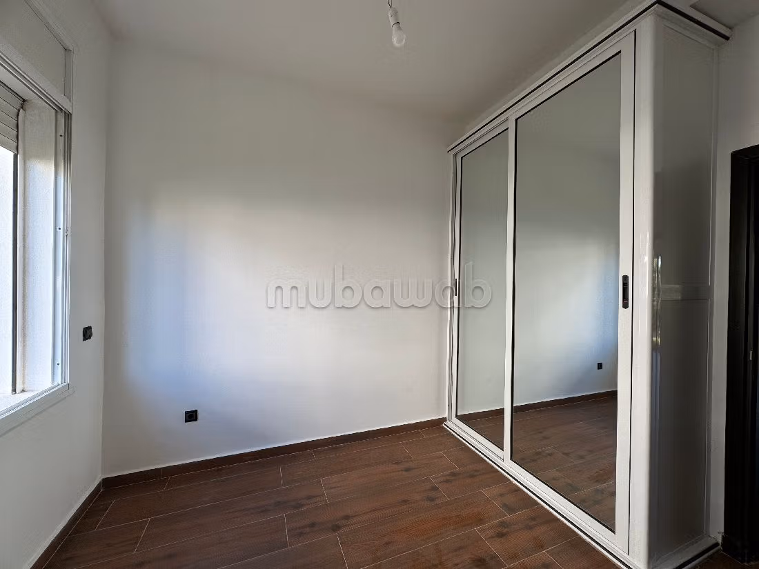 شقة جميلة للبيع ب اشقار. 4 قطع رائعة. باب متين،إقامة مؤمنة