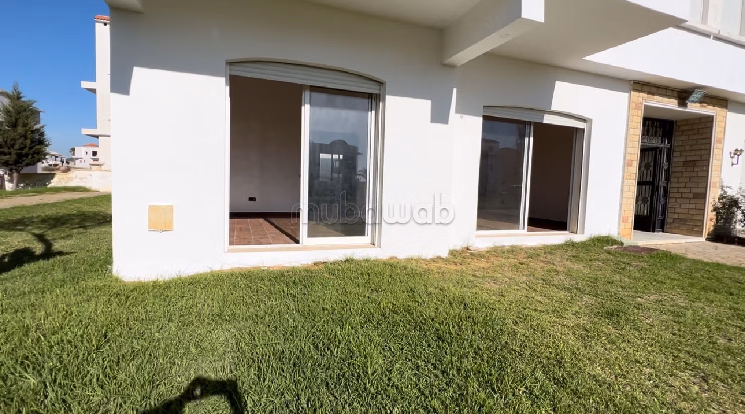 شقة جميلة للبيع ب اشقار. 4 قطع رائعة. باب متين،إقامة مؤمنة