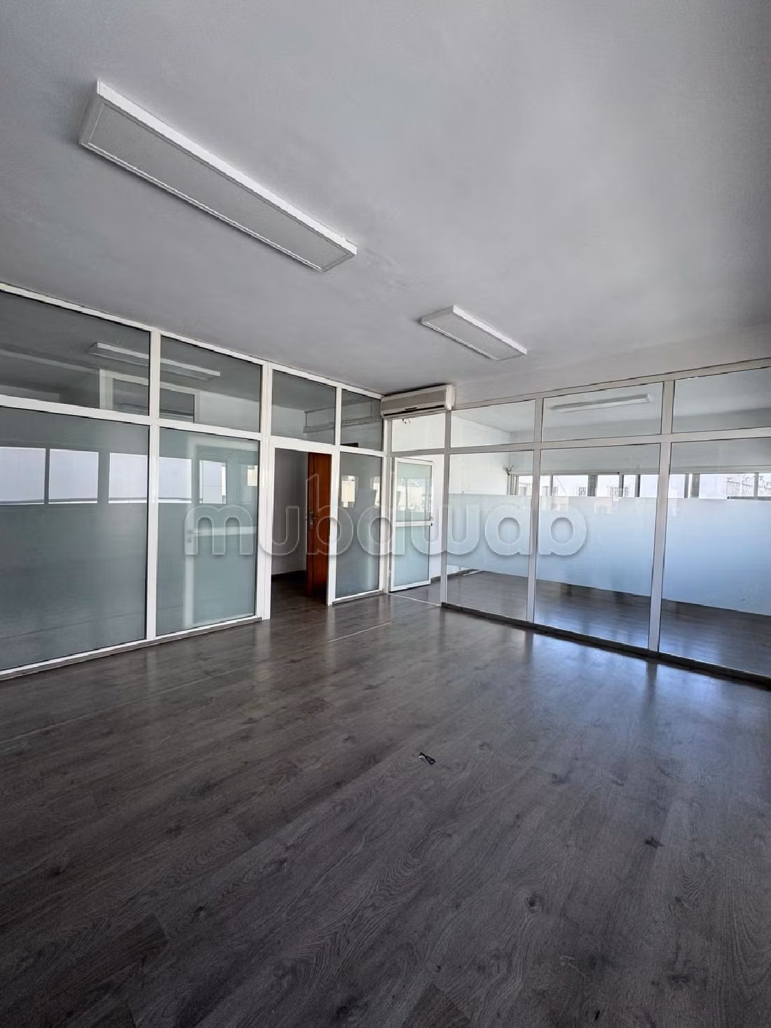 Ufficio in affitto a Les Hôpitaux. Superficie 116 m². Servizio di concierge e condizionatore. 