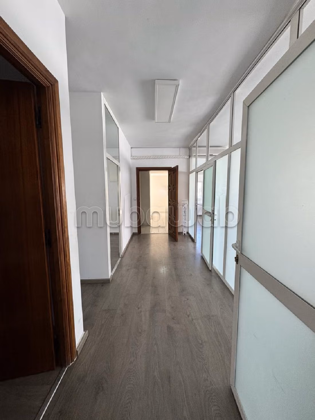 Ufficio in affitto a Les Hôpitaux. Superficie 116 m². Servizio di concierge e condizionatore. 