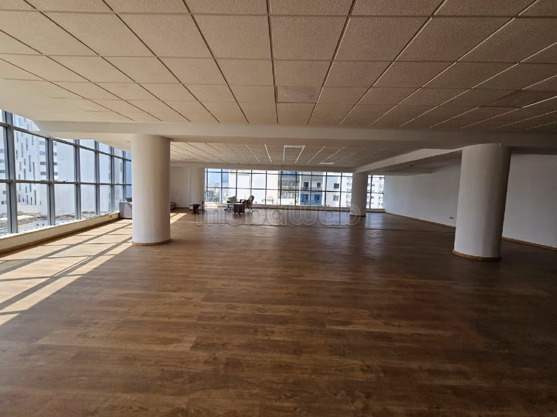 Ufficio disponibile in vendita a Les Hôpitaux. Superficie totale 300 m². Porta blindata, servizio di sicurezza. 