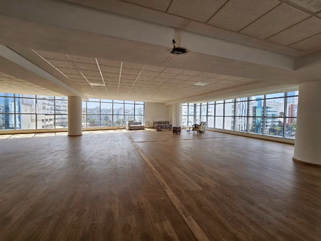 Ufficio disponibile in vendita a Les Hôpitaux. Superficie totale 300 m². Porta blindata, servizio di sicurezza. 