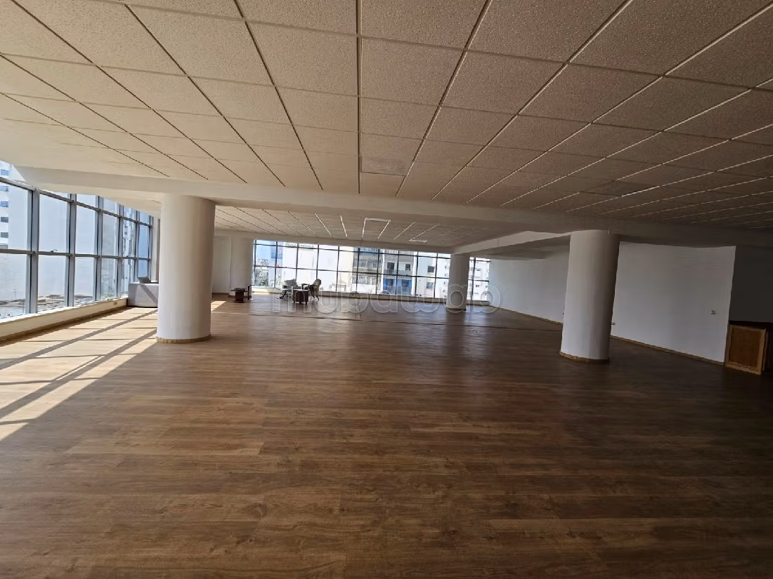 Ufficio disponibile in vendita a Les Hôpitaux. Superficie totale 300 m². Porta blindata, servizio di sicurezza. 