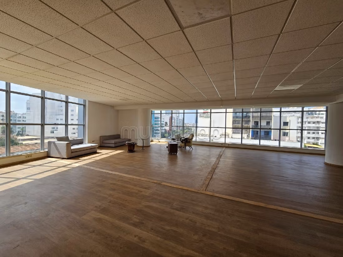 Ufficio disponibile in vendita a Les Hôpitaux. Superficie totale 300 m². Porta blindata, servizio di sicurezza. 