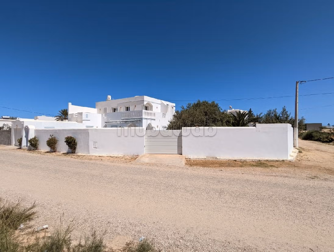 Eccezionale residenza di lusso in vendita a Djerba. 4 ampi locali. Impianto di aria condizionata e piscina. 