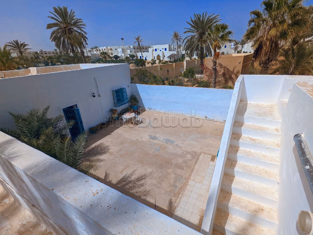 Magnifico riad in vendita a Djerba. Superficie di 274 m². Piscina e condizionatore. 
