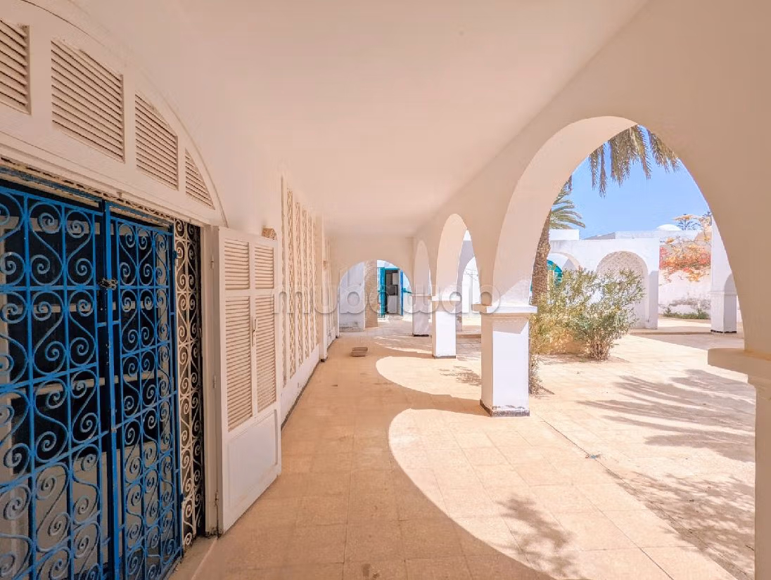 Magnifico riad in vendita a Djerba. Superficie di 274 m². Piscina e condizionatore. 