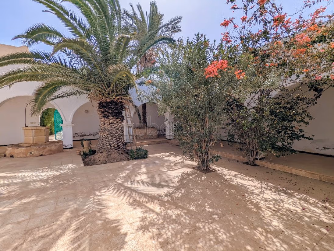Magnifico riad in vendita a Djerba. Superficie di 274 m². Piscina e condizionatore. 