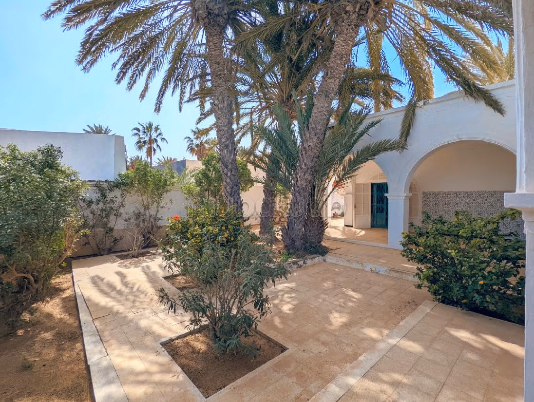 Magnifico riad in vendita a Djerba. Superficie di 274 m². Piscina e condizionatore. 