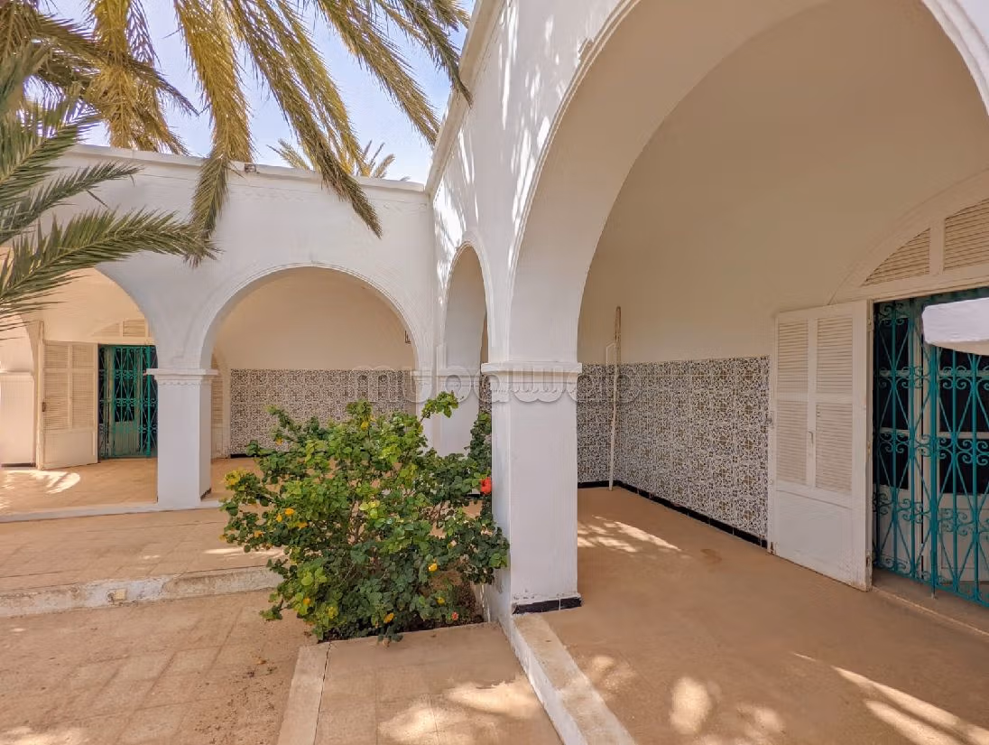 Magnifico riad in vendita a Djerba. Superficie di 274 m². Piscina e condizionatore. 