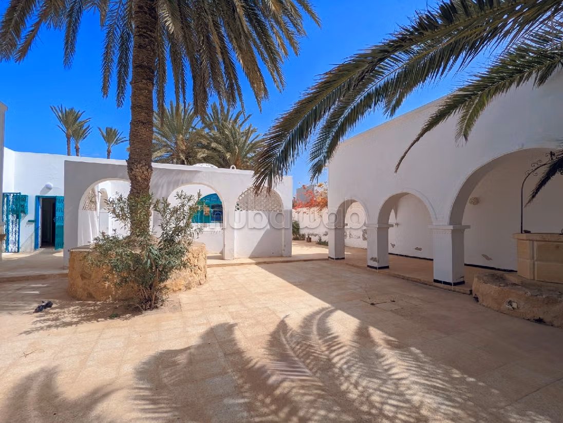 Magnifico riad in vendita a Djerba. Superficie di 274 m². Piscina e condizionatore. 