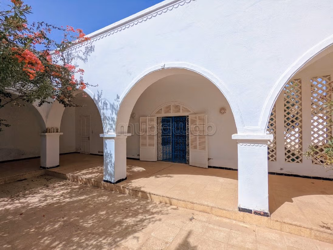 Magnifico riad in vendita a Djerba. Superficie di 274 m². Piscina e condizionatore. 