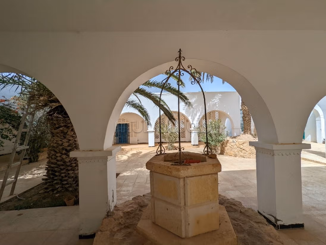 Magnifico riad in vendita a Djerba. Superficie di 274 m². Piscina e condizionatore. 