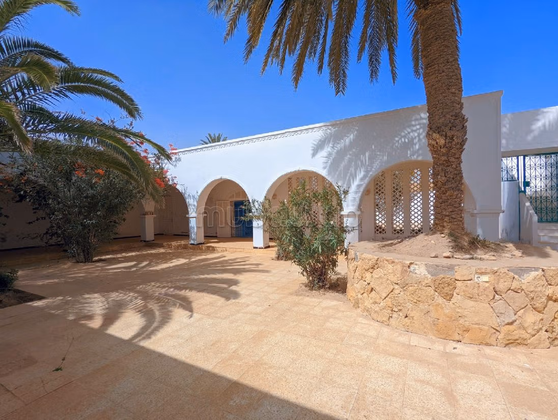 Magnifico riad in vendita a Djerba. Superficie di 274 m². Piscina e condizionatore. 